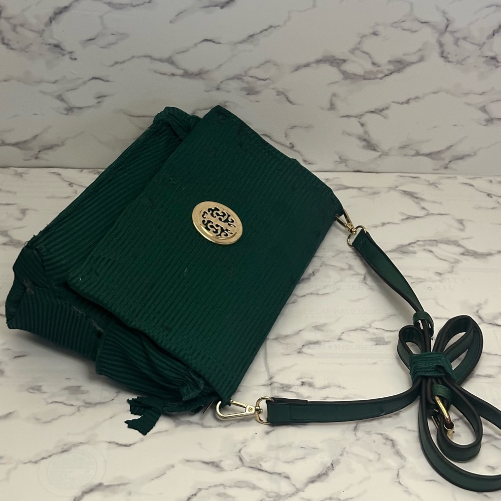 Chic Green Shoulder Bag with Gold Accent